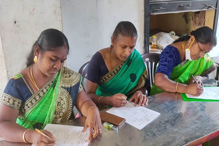 പഠ്‌നാ ലിഖ്‌നാ അഭിയാന്‍ പദ്ധതി  ഇടുക്കി സാക്ഷരത പരീക്ഷ  തോട്ടം തൊഴിലാളികള്‍ സാക്ഷരത പരീക്ഷ  idukki malayalam literacy exam latest  plantation workers take malayalam literacy exam