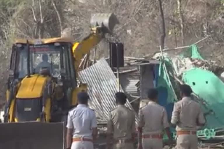 Encroachment In Ambaji: અંબાજીમાં ત્રિદિવસીય ગબ્બર પરિક્રમા મહોત્સવની તાબડતોડ તૈયારી, ગેરકાયદેસર દબાણો હટાવાયા