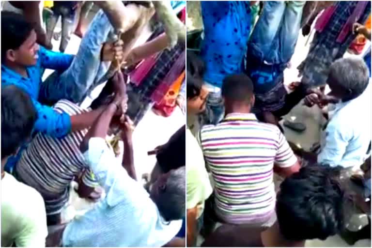 Bike Theft Cases In katihar  viral video of youth beaten in katihar  Youth beaten for bike theft in Katihar  യുവാവിനെ തലകീഴായി കെട്ടിത്തുക്കി മർദനത്തിനിരയാക്കി  മോഷണ ആരോപണം ഉന്നയിച്ച് യുവാവിന് മർദ്ദനം  യുവാവിന് ക്രൂര പീഡനം