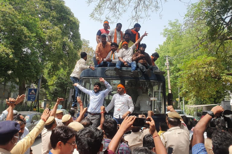 आक्रमक भाजप कार्यकर्ते