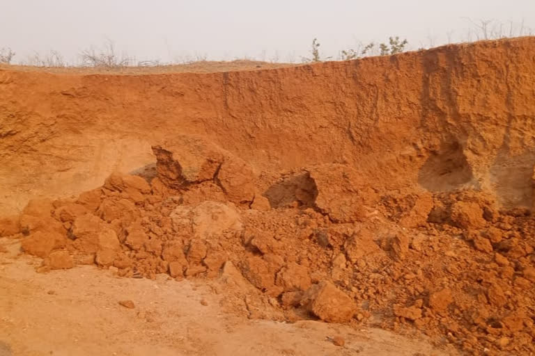 Worker died due to mudslide in latehar