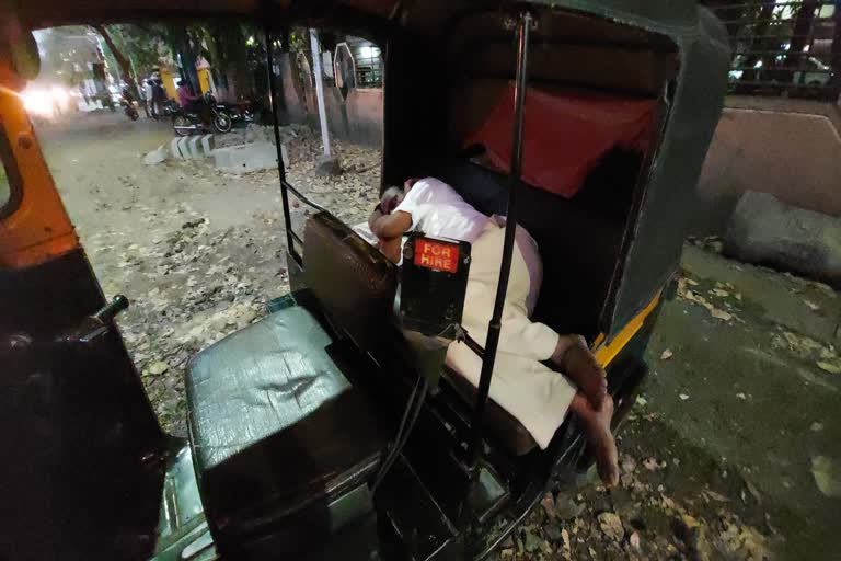 auto-driver-in-pune-lives-in-his-auto-from-last-2-years