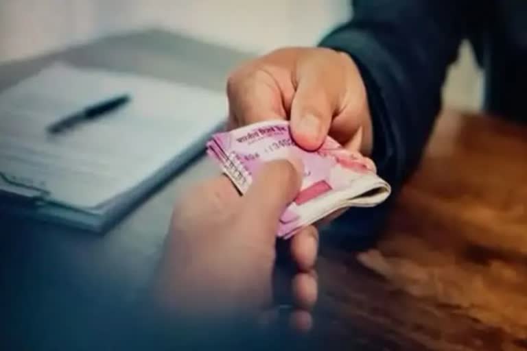 acb-arrests-executive-engineer-for-taking-bribe-in-pahalgam