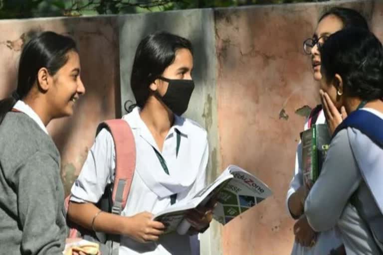 എസ്എസ്എല്‍സി പരീക്ഷ  kerala sslc exam 2022  sslc exams begin today  പത്താം ക്ലാസ് പരീക്ഷ  എസ്എസ്എല്‍സി പരീക്ഷ ഇന്ന് മുതല്‍  പത്താം ക്ലാസ് വിദ്യാര്‍ഥികള്‍  എസ്എസ്എല്‍സി പരീക്ഷ കേന്ദ്രങ്ങള്‍  kerala public exams latest