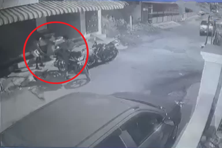 மளிகை கடையின் பூட்டை உடைத்து ரூ.2.74 லட்சம் திருட்டு - போலீஸ் விசாரணை