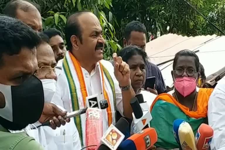 fuel price hike protest by mahila congress in kerala  satheesan on bus fair hike  വിഡി സതീശന്‍ ഇന്ധന വില വര്‍ധനവില്‍  ബസ് നിരക്ക് വര്‍ധനവില്‍ വിഡി സതീശന്‍  മഹിളാ കോണ്‍ഗ്രസിന്‍റെ പ്രതിഷേധം