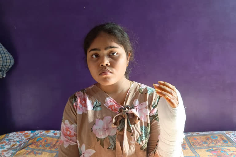 self defense training is worth  Surati drives away armed thieves  bravery of young woman in Surat Gujarat  ഗുജറാത്തില്‍ ആയുധ ധാരികളായ കള്ളന്‍മാരെ പെണ്‍കുട്ടി നേരിട്ട സംഭവം  പെണ്‍കുട്ടിയുടെ ധീരത  മോഷണ ശ്രമത്തിനിടെയുള്ള മല്‍പ്പിടുത്തങ്ങള്‍