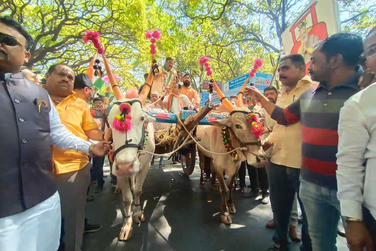 बैलगाडी सायकलवरून अनोखे आंदोलन