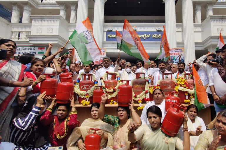 Congress protests in front of KPCC Bangalore office against rising fuel price