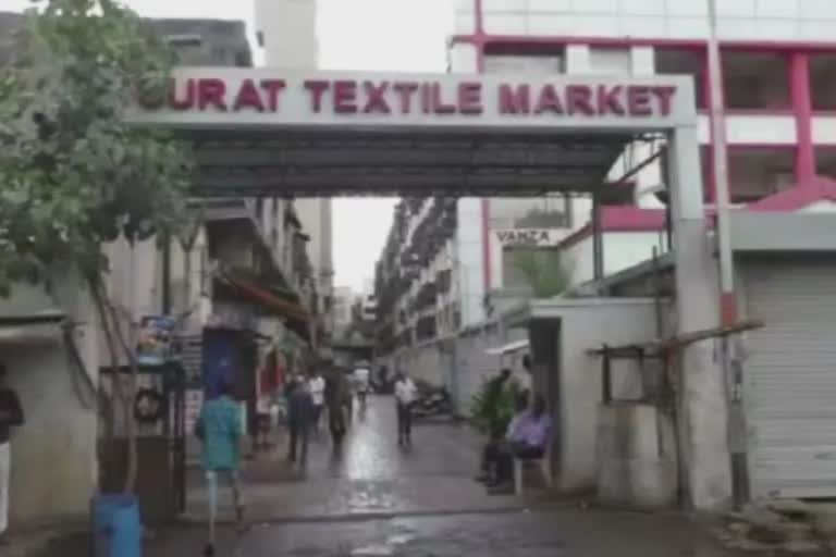 Surat Textile Market: સુરત ટેક્સટાઇલ માર્કેટમાં 1 એપ્રિલથી સાડી અને કાપડના ભાવમાં 10 ટકાનો વધારો