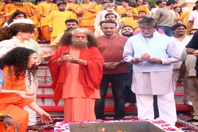 bollywood-star-amitabh-bachchan-participates-in-ganga-aarti-at-parmarth-niketan