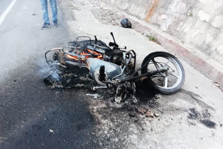 driver-badly-scorched-due-to-fire-in-moving-bike-in-narendranagar