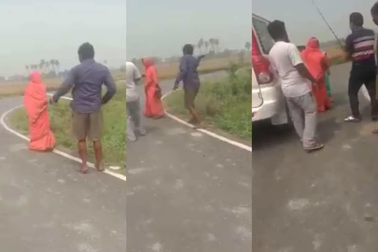 दो महिला को बीच सड़क पर डंडे से पीटा