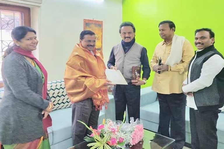 டெல்லி முதலமைச்சருடன் அரசு பள்ளியை பார்வையிடும் ஸ்டாலின்