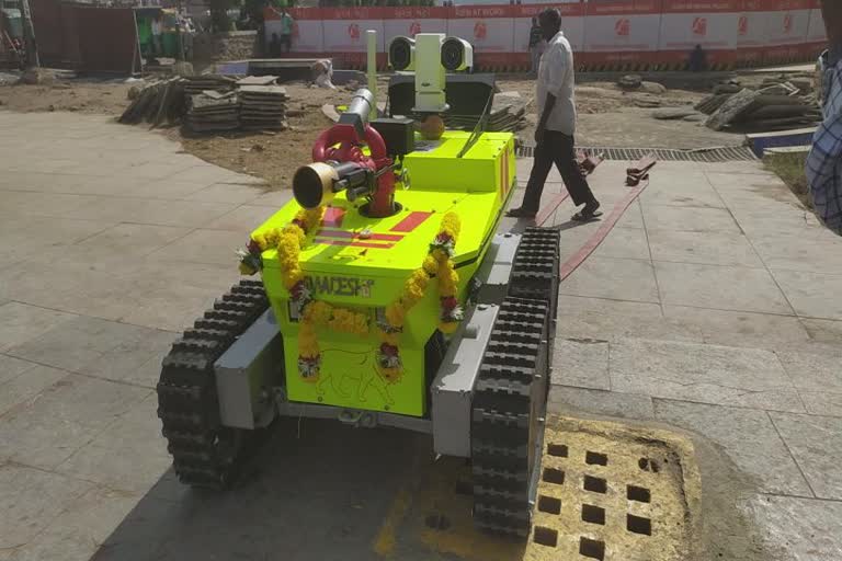 Fire Robot in Surat : સુરતમાં આગમાં ફસાયેલા વ્યકિતને ફાયર રોબોટ પકડી પાડશે, શું છે આ રોબોટ જાણો