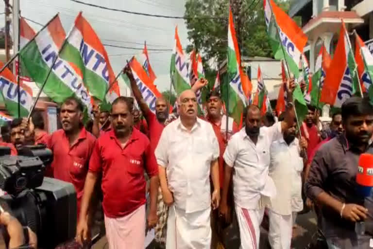 INTUC protests against VD Satheesan  protests against VD Satheesan in Changanassery  INTUC Not the part of congress  വി.ഡി സതീശനെതിരെ ചങ്ങനാശ്ശേരിയില്‍ പ്രതിഷേധം  ഐ.എൻ.ടി.യു.സി പ്രതിഷേധം  പ്രതിപക്ഷനേതാവ് വിഡി സതീശന്‍