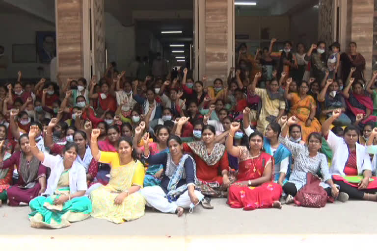 Nurses Protest: తమ విధులను క్రమబద్ధీకరించాలని నిమ్స్​లో నర్సుల ఆందోళన