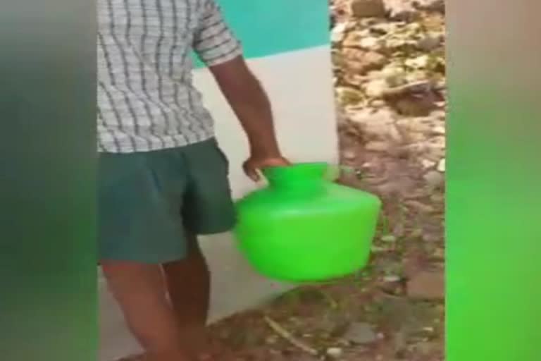 school students cleaned toilet  students cleaned toilet in dharmapuri  students cleaned toilet  தர்மபுரியில் பள்ளி மாணவர்கள் கழிவறையை சுத்தம் செய்தனர்  கழிவறையை சுத்தம் செய்த மாணவர்கள்  தர்மபுரியில் கழிவறையை சுத்தம் செய்த மாணவர்கள்  கழிவறை சுத்தம் செய்த மாணவர்களின் வீடியோ