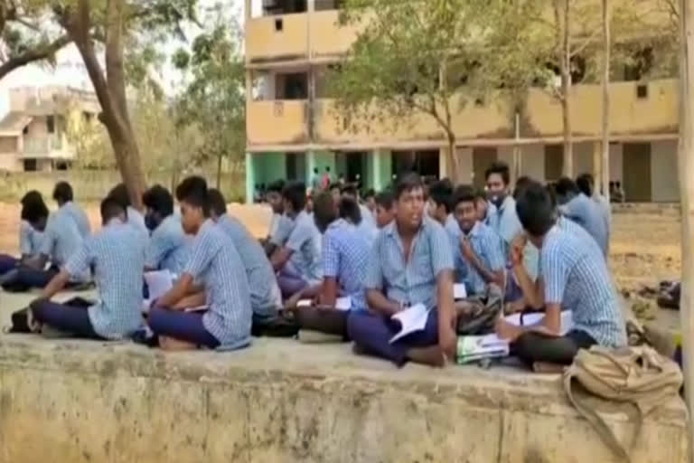 late arrival of the question paper in Villupuram  extra time allotted in exam  extra time allotted in exam due to late arrival of the question paper  வினாத்தாள் வருவதில் தாமதம்  தார்விற்கு கூடுதல் நேரம்