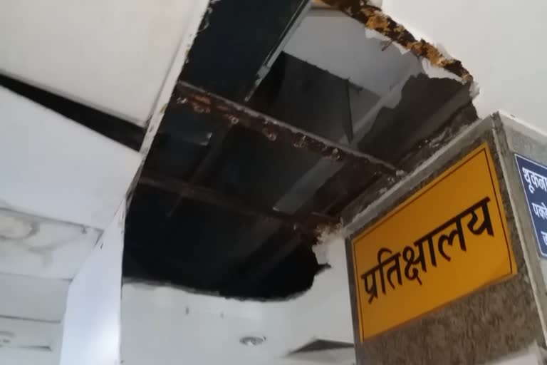 false-ceiling-of-noida-district-hospital-is-giving-accident-to-accidents