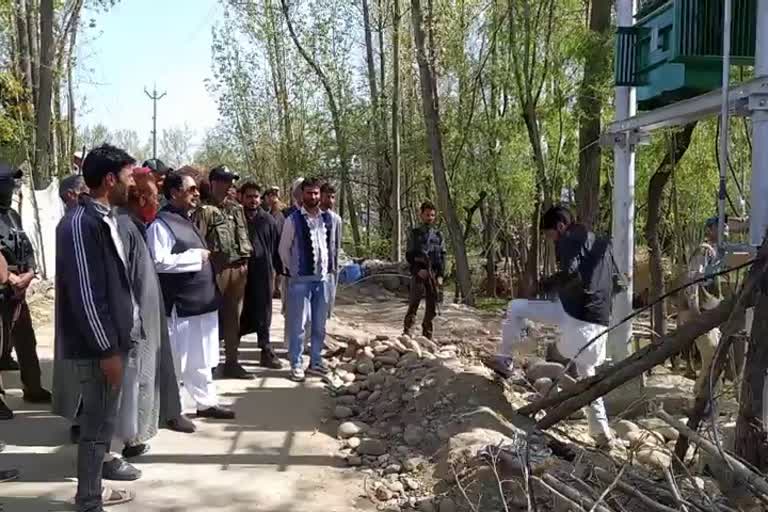 DDC Inagurates Transformer in Kulgam: ڈی سی سی ممبر نے بجلی ٹرانسفارمر کا افتتاح کیا