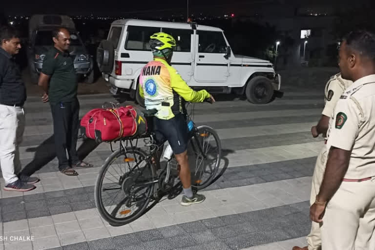 Ladkat covered a distance of 300 km from Pune to Kolhapur on a bicycle