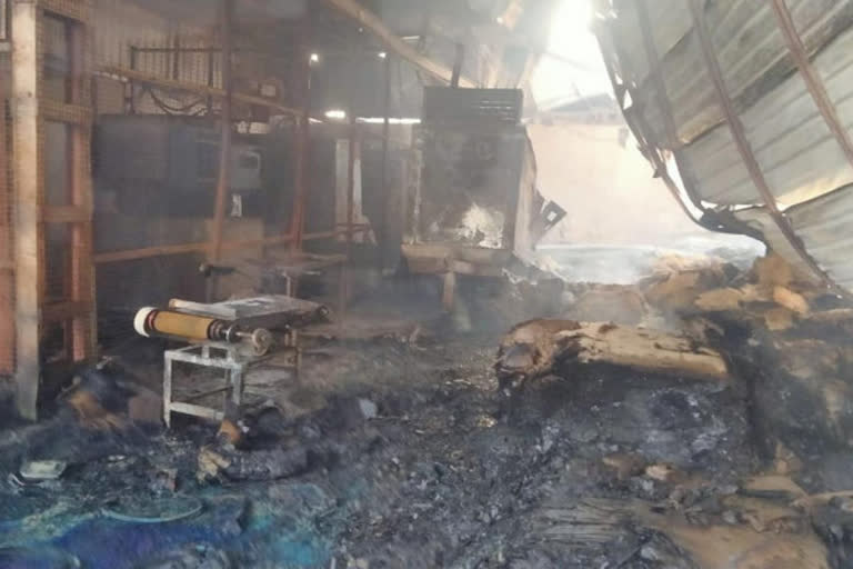 Fire Broke Out In Cooler Factory: آتشزدگی کے واقعے میں چار لڑکی جھلسی، لاکھوں کا سامان خاکستر