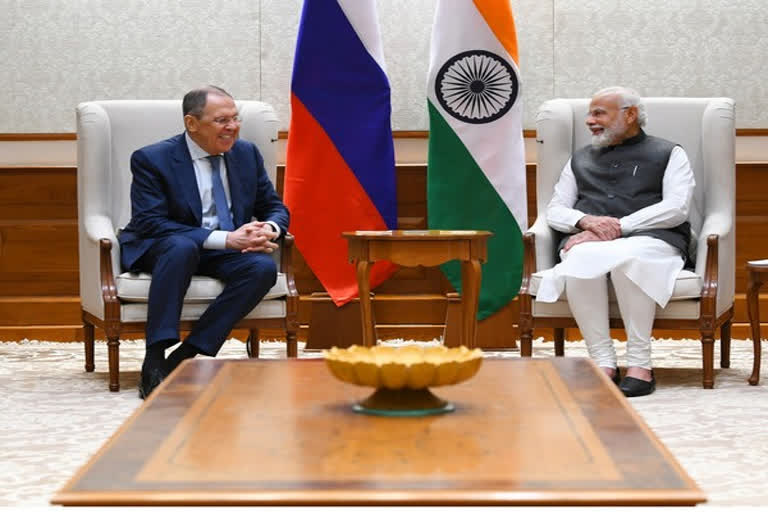 Russian Foreign Minister Lavrov calls on PM Modi  മോദിയുമായി കൂടിക്കാഴ്‌ച നടത്തി റഷ്യൻ വിദേശകാര്യ മന്ത്രി  റഷ്യ യുക്രൈൻ യുദ്ധം  റഷ്യൻ വിദേശകാര്യ മന്ത്രി സെർജി ലാവ്‌റോവുമായി കൂടിക്കാഴ്‌ച നടത്തി നരേന്ദ്ര മോദി  യുക്രൈൻ വിഷയത്തിൽ സമാധാന ചർച്ചകൾക്ക് സഹകരണം അറിയിച്ച് ഇന്ത്യ  Russia Ukraine war