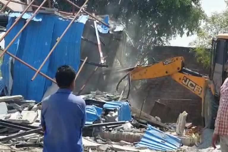 Noida Authoritys bulldozer ran on illegal farm house