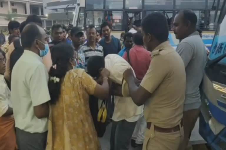 போலீஸ் கண்முன்னே தவறாக நடக்க முயன்றவரை வெளுத்து வாங்கிய பெண்!