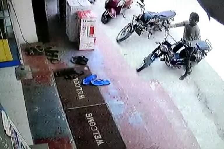 ஆம்பூர் காவல் நிலையம் அருகே இருசக்கர வாகனம் திருட்டு