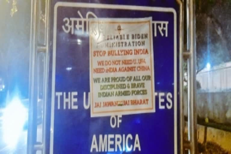 अमेरिकी दूतावास के बाहर हिंदू सेना ने चिपकाया पोस्टर