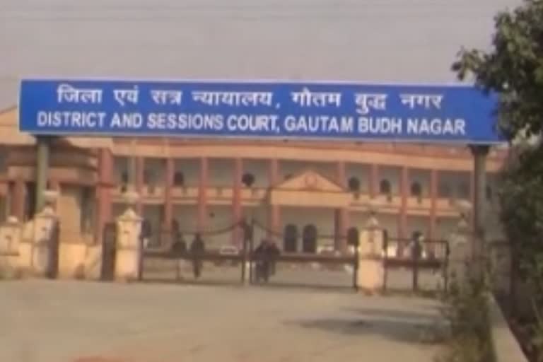 Lawyers beat up client fiercely in court premises case registered in Surajpur police station