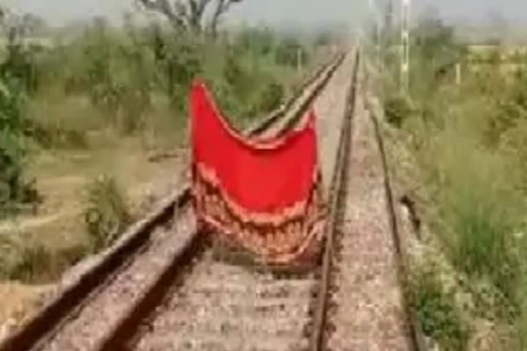 woman-raises-red-saree-flag-to-avert-rail-accident-in-uttar-pradesh
