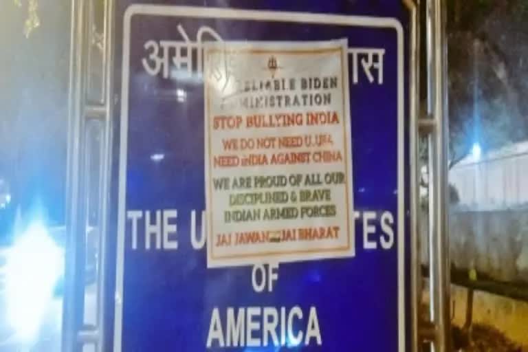 હિંદુ સેનાએ દિલ્હીમાં યુએસ એમ્બેસીની બહાર પોસ્ટર લગાવ્યું, FIR નોંધાઈ