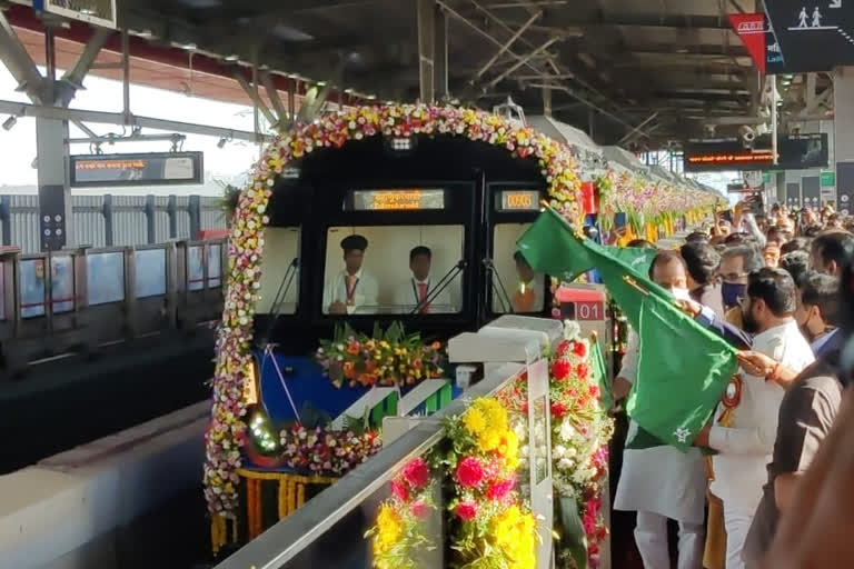 मुंबईत दोन नव्या मेट्रो लाईन्सचे उद्घाटन.. मुख्यमंत्री ठाकरेंनी दाखवला हिरवा झेंडा