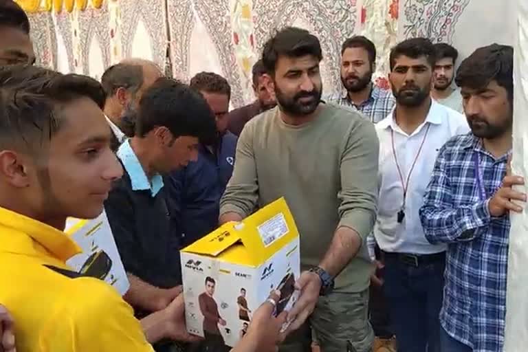 Sports Kits Distributed in Kulgamؒ: کولگام میں اسپورٹس کٹس تقسیم