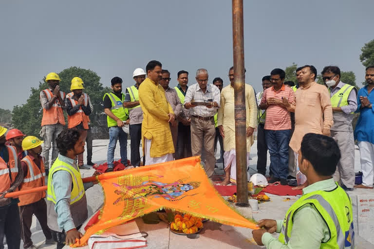 अयोध्येतील श्रीराम मंदिराच्या गर्भगृहात फडकावला भव्य भगवा ध्वज