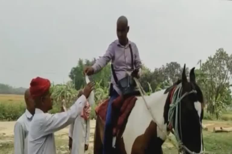 man rides horse avoid fuel use  പെട്രോള്‍ വില മറികടക്കാന്‍ കുതിര സവാരി തെരഞ്ഞെടുത്ത് യുവാവ്  തൊഴില്‍ ചെയ്യാന്‍ മോട്ടോര്‍ ബൈക്ക് ഉപേക്ഷിച്ച് കുതിര സവാരി തെരഞ്ഞെടുത്ത് ബിഹാര്‍ യുവാവ്.  Bihar 'bill distributor' rides horse to escape rising fuel prices  കറന്‍റ് ബില്‍ വിതരണം ചെയ്യാന്‍ കുതിര സവാരി തെരഞ്ഞെടുത്ത് യുവാവ്