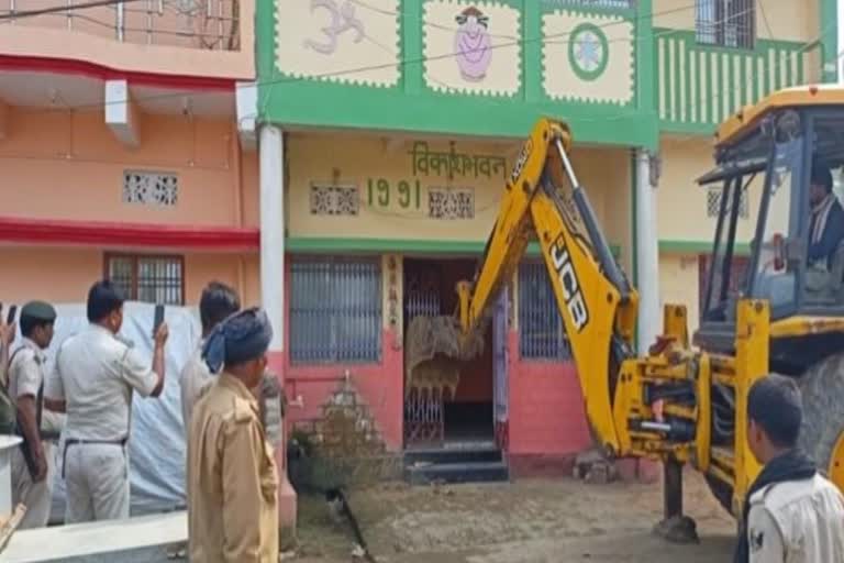 bulldozer at murder accused house in Saran