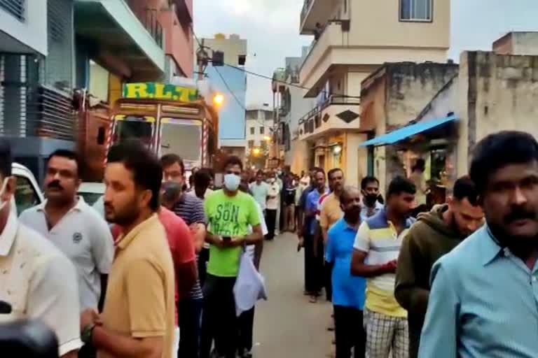 People rush into Papanna mutton stall