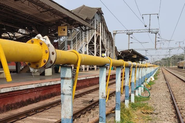 shoranur junction  railway  indian railway  quick watering system  ക്വിക് വാട്ടറിങ് സംവിധാനം  ഷൊർണൂർ ജംങ്ഷൻ  ക്വിക് വാട്ടറിങ് സംവിധാനം ഷൊർണൂർ ജംങ്ഷൻ