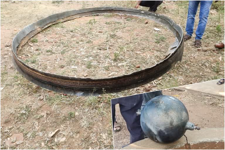 Iron ring and cylinder like object found in Chandrapur Maharashtra  Objects falling from sky found in Ladbori and Pawanpar  ആകാശത്ത് നിന്ന് ഭൂമിയിലേക്ക് അജ്ഞാത വസ്‌തുക്കൾ പതിച്ചു  ലോഹവളയവും സിലിണ്ടറിന് സമാനമായ അജ്ഞാത വസ്‌തുവും കണ്ടെത്തി  മാഹാരാഷ്‌ട്ര അജ്ഞാത വസ്‌തുക്കൾ കണ്ടെത്തി  സിന്ദേവഹി തഹസിൽ ആകാശത്ത് നിന്ന് ലോഹമോതിരം  ലാഡ്‌ബോറി പവൻപർ അജ്ഞാത വസ്‌തുക്കൾ  meteorites and pieces of rocket boosters found in Sindewahi tehsil