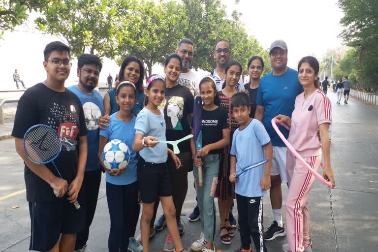 husbands join sunday street in mumbai