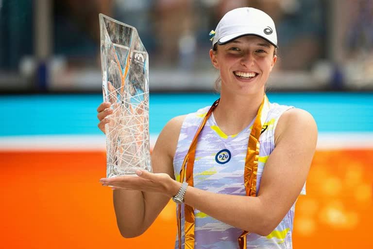 Iga Swiatek wins Miami Open  Iga Swiatek thrashes Naomi Osaka to win Miami Open  Iga Swiatek beat Naomi Osaka  മിയാമി ഓപ്പൺ  ഇഗാ സ്വിറ്റെക്  നവോമി ഒസാക്ക