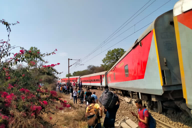 Pawan Express derailed in Nashik