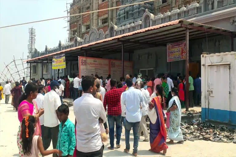 Crowd of devotees