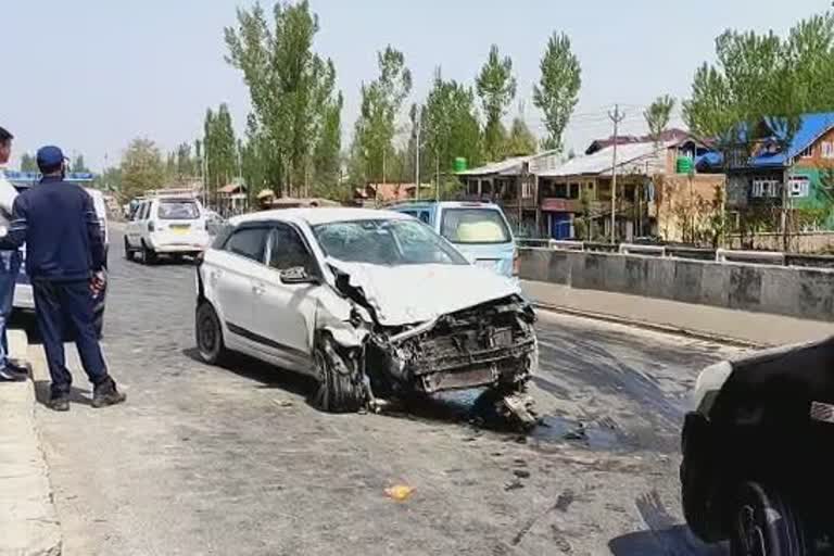 قاضی گنڈ میں خوفناک سڑک حادثہ، تین افراد زخمی