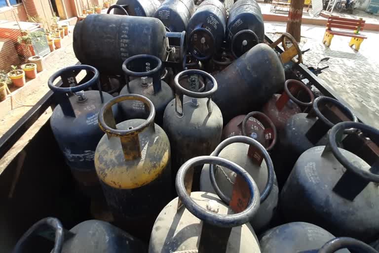 69 cylinders seized in Morena