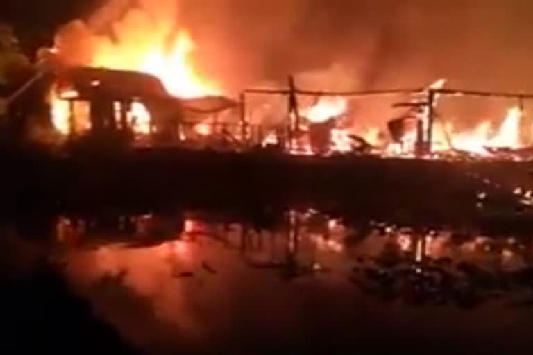 several-houseboats-gutted-in-fire